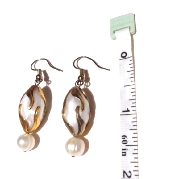VINTAGE IVORY FAUX PEARL GOLD-TONE ACCENTS DROP DANGLE HOOK 1.5" EARRINGS - Picture 7 of 8